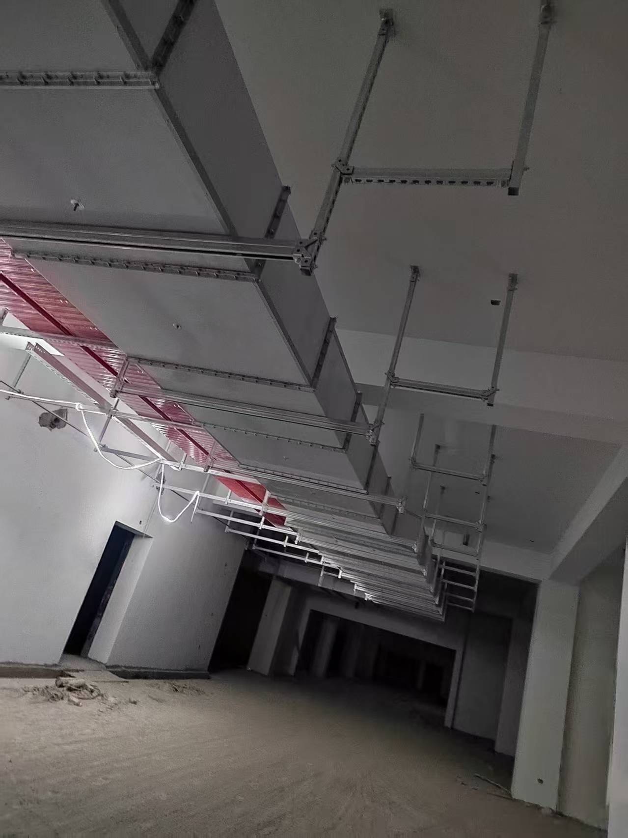 复合排烟风管支管与综合支吊架安装实景